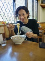 白河ラーメンを前に微笑む松田晋二（THE BACK HORN、猪苗代湖ズ）。