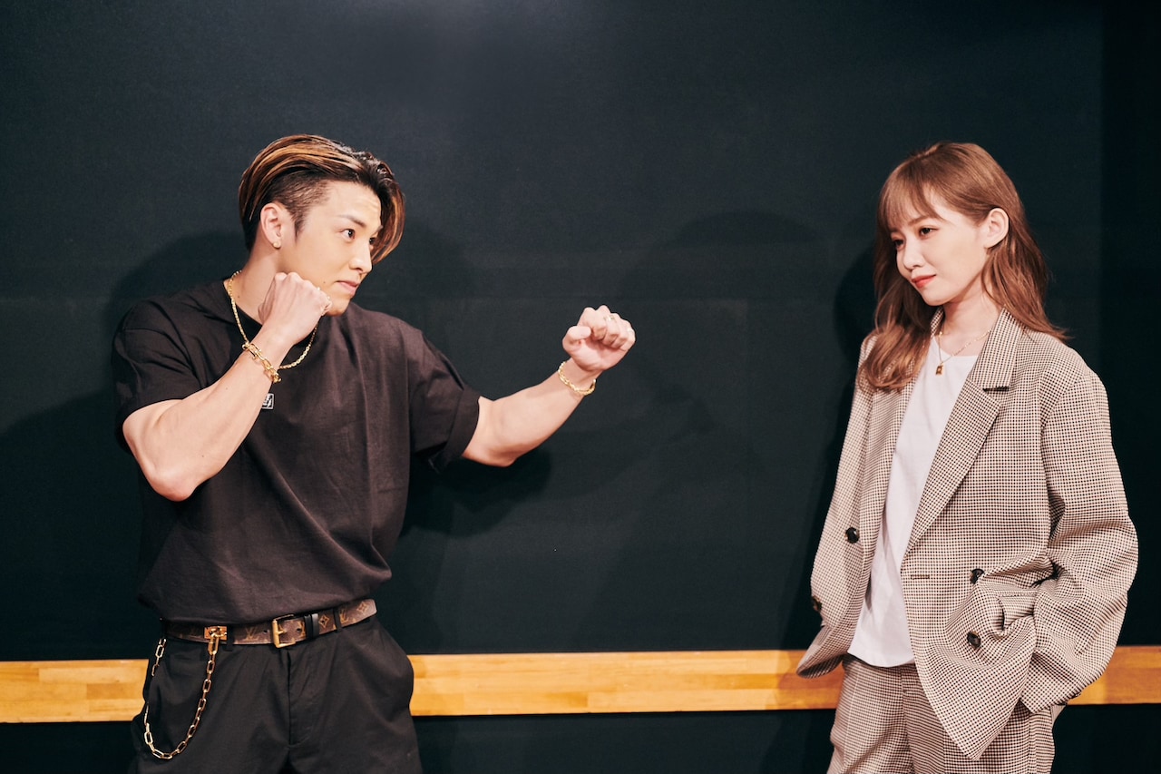 左からRIKU、MACO。