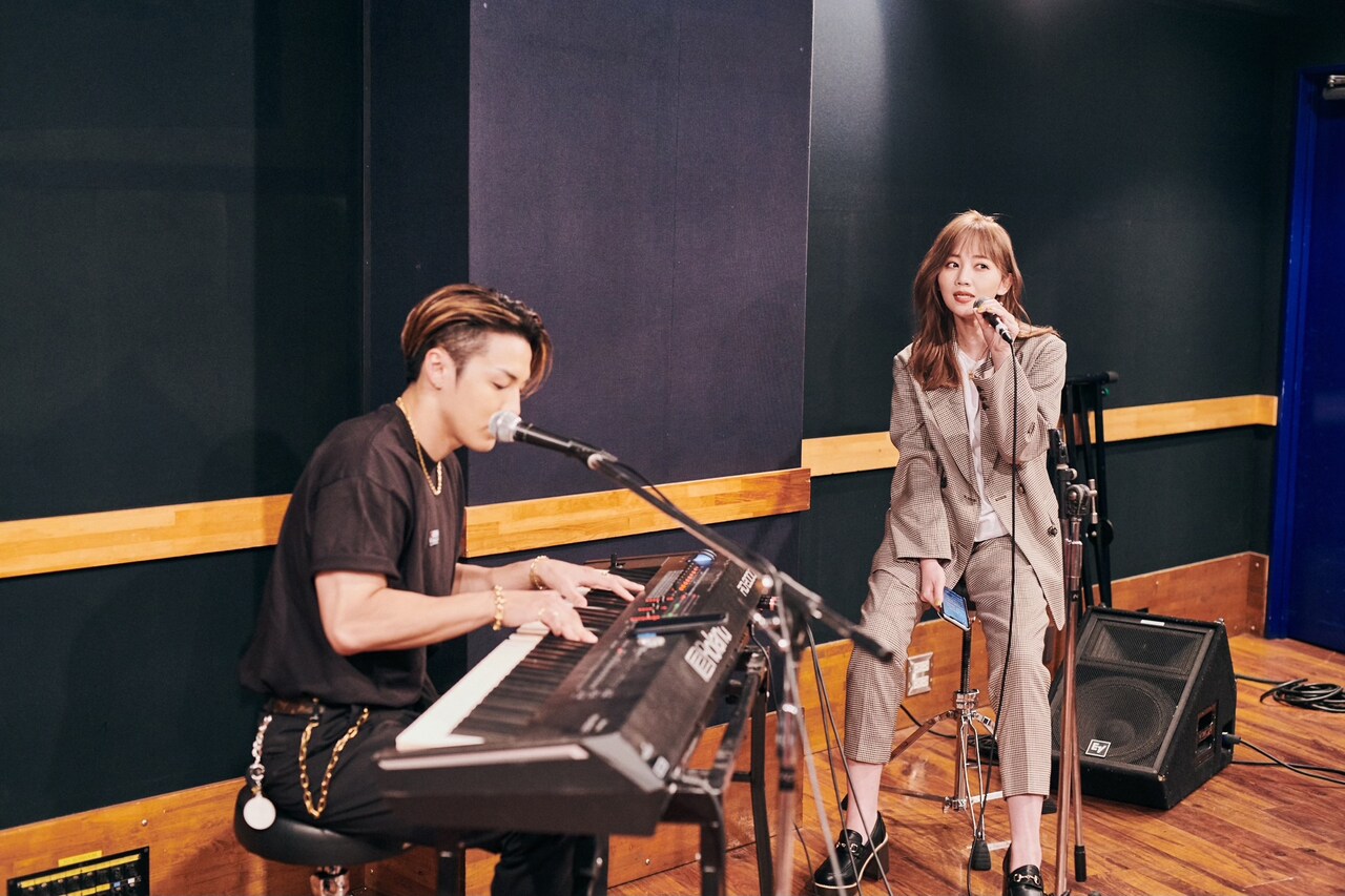 セッションするRIKUさんとMACOさん。