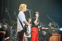 松隈ケンタ（Buzz72+）とアユニ・D（PEDRO）。