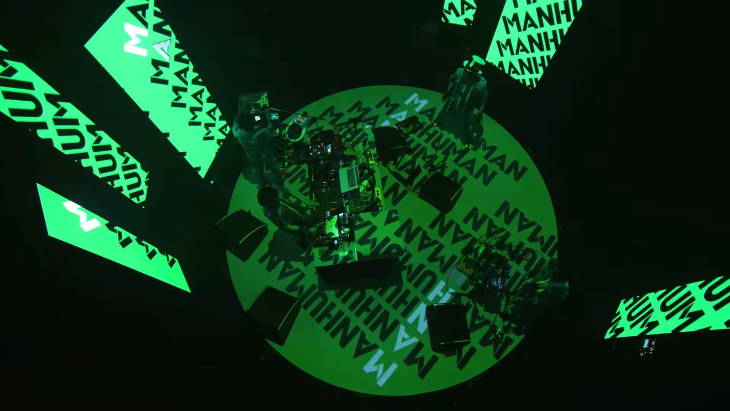 電気グルーヴ「MAN HUMAN」のライブ映像より。