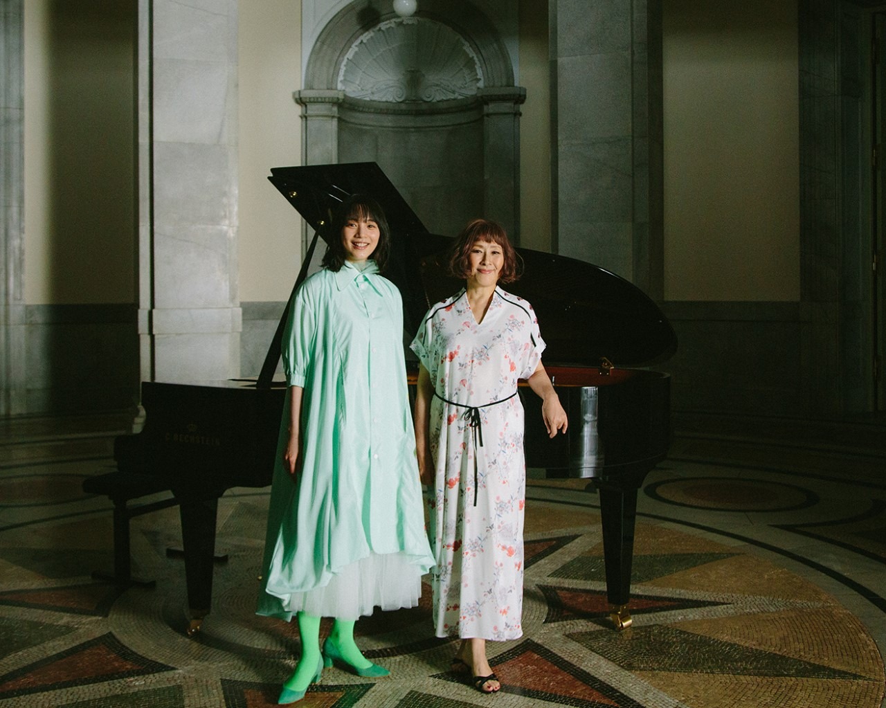 左からのん、矢野顕子。