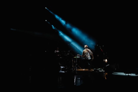 ハナレグミ「ツアー発光帯 ～in the moon light～」の様子。（Photo by RYO MITAMURA）