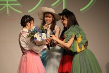 長月翠に花束を渡すLaLuceメンバー。(c)ラストアイドル製作委員会