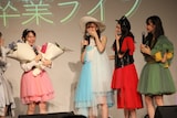 長月翠に花束を渡したLaLuceメンバー。(c)ラストアイドル製作委員会