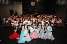 会場のファンと記念撮影する長月翠らラストアイドルメンバー。(c)ラストアイドル製作委員会