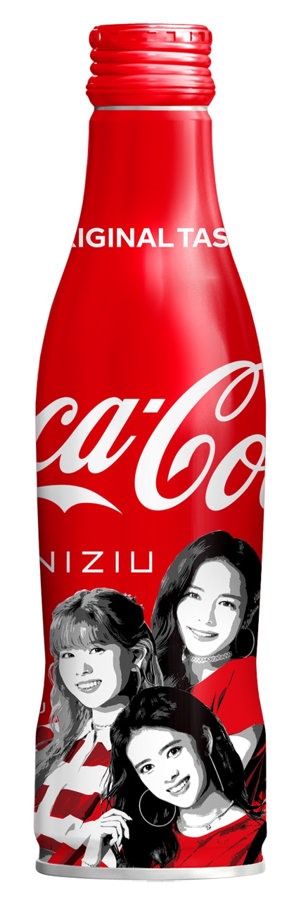 「コカ・コーラ」×NiziUコラボデザインボトルのデザイン（MAYA、RIKU、RIMAボトル）。