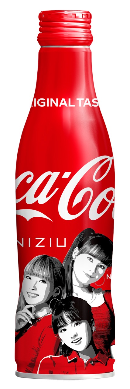 「コカ・コーラ」×NiziUコラボデザインボトルのデザイン（MAYUKA、NINA、RIOボトル）。