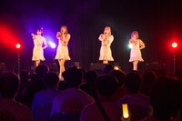 paslil'のデビューライブの様子。