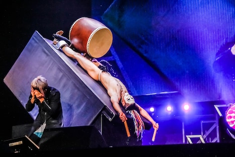 「腹筋太鼓」ならぬ「失神太鼓」を披露する樽美酒研二（Dr）。（撮影：菅沼剛弘）