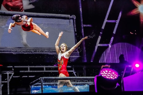 ぴあアリーナMMでシンクロナイズドスイミングをする喜矢武豊（G）。（撮影：菅沼剛弘）