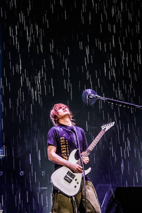 濡れながらギターをプレイする喜矢武豊（G）。（撮影：菅沼剛弘）