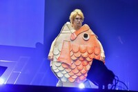 鯛（タイ）役を手にした喜矢武豊（G）。（撮影：菅沼剛弘）