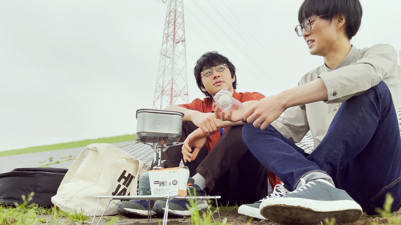 「チキンラーメン」を作る崎山蒼志と山﨑すがら。