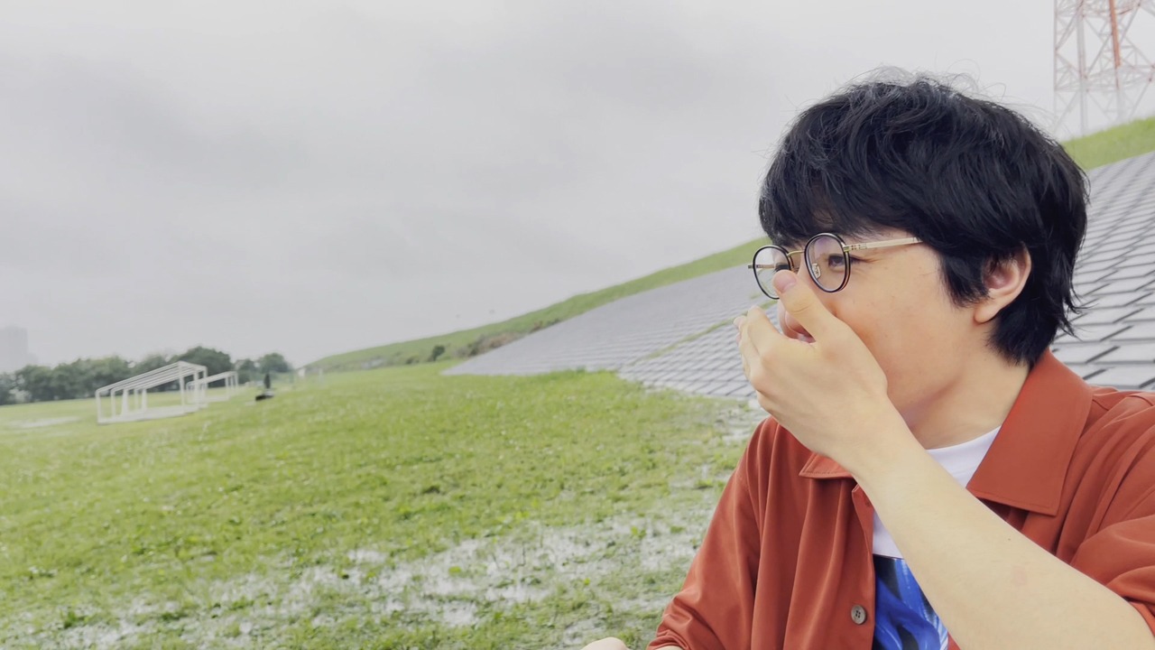 「チキンラーメン」を味わう崎山蒼志。