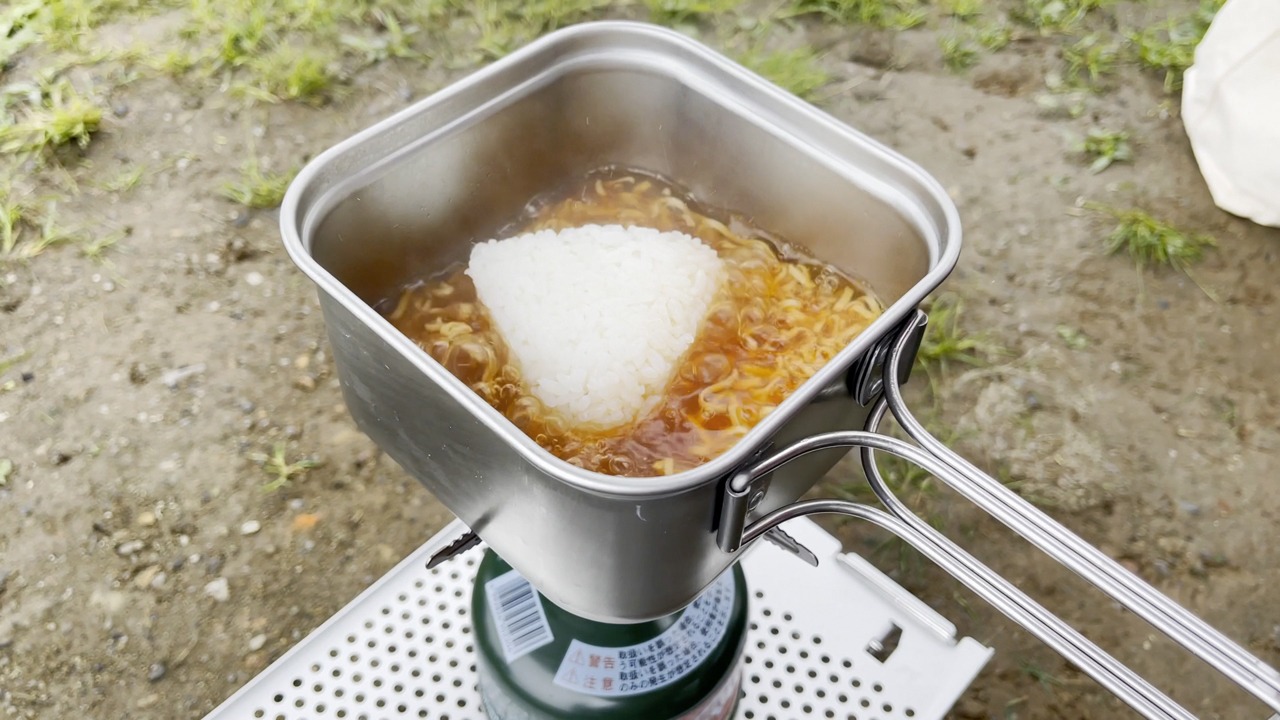 「チキンラーメン雑炊」調理中の様子。