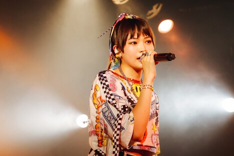 三阪咲「Saki Misaka “Bling Bling” Tour 2021 ～Smiles are infectious!!～ Supported by Seventeen」の様子。