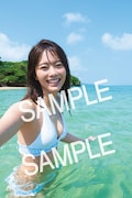田村保乃1st写真集「一歩目」書店限定ポストカード(紀伊國屋書店版)のサンプル画像。(Photo by Takeo Dec. )