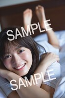 田村保乃1st写真集「一歩目」封入特典のポストカードのサンプル画像。（Photo by Takeo Dec. ）