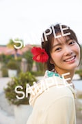 田村保乃1st写真集「一歩目」書店限定ポストカード(タワーレコード版)のサンプル画像。(Photo by Takeo Dec. )