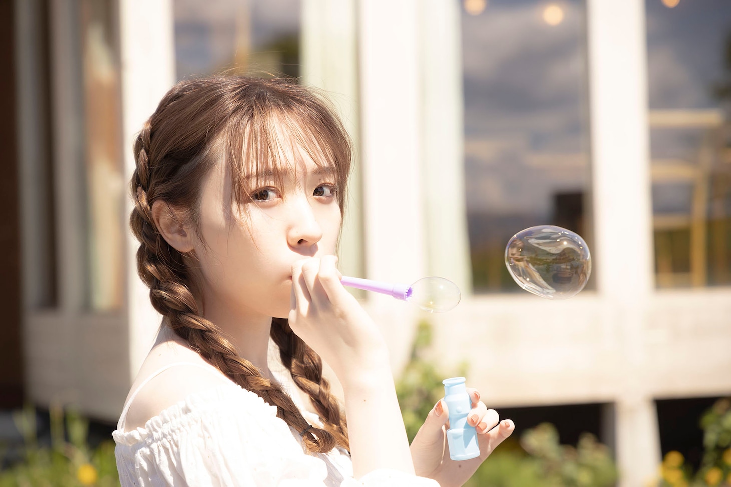 渡辺みり愛1st写真集「消極的な華やかさ」より。（撮影：彦坂栄治）