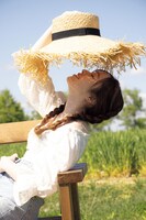 渡辺みり愛1st写真集「消極的な華やかさ」より。（撮影：彦坂栄治）