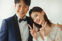 左から山下健二郎、朝比奈彩。