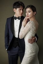 左から山下健二郎、朝比奈彩。