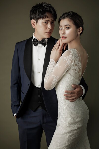 左から山下健二郎、朝比奈彩。