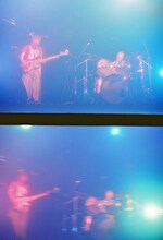 左から福田穂那美（B）、石田成美（Dr）。（撮影：トヤマタクロウ）