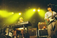 左からサイトウ“JxJx”ジュン（Organ）、福富優樹（G）。（撮影：トヤマタクロウ）