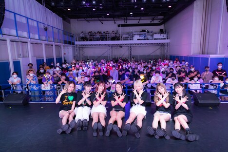 オーディエンスと一緒に記念撮影するChu-Z。