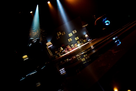 カンザキイオリ第一回公演「不器用な男」の様子。（撮影：神藤剛）