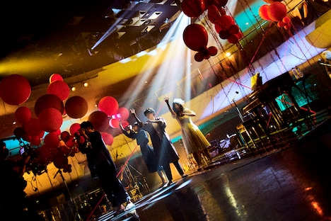 カンザキイオリ第一回公演「不器用な男」の様子。（撮影：神藤剛）