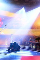 ステージ上でうずくまるカンザキイオリ。（撮影：神藤剛）