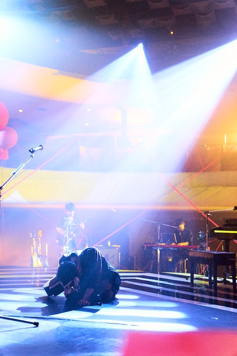 ステージ上でうずくまるカンザキイオリ。（撮影：神藤剛）