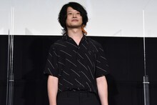 [Alexandros]の磯部寛之（B, Cho）。