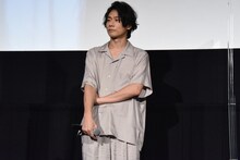 [Alexandros]の川上洋平（Vo, G）。