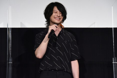 [Alexandros]の磯部寛之（B, Cho）。