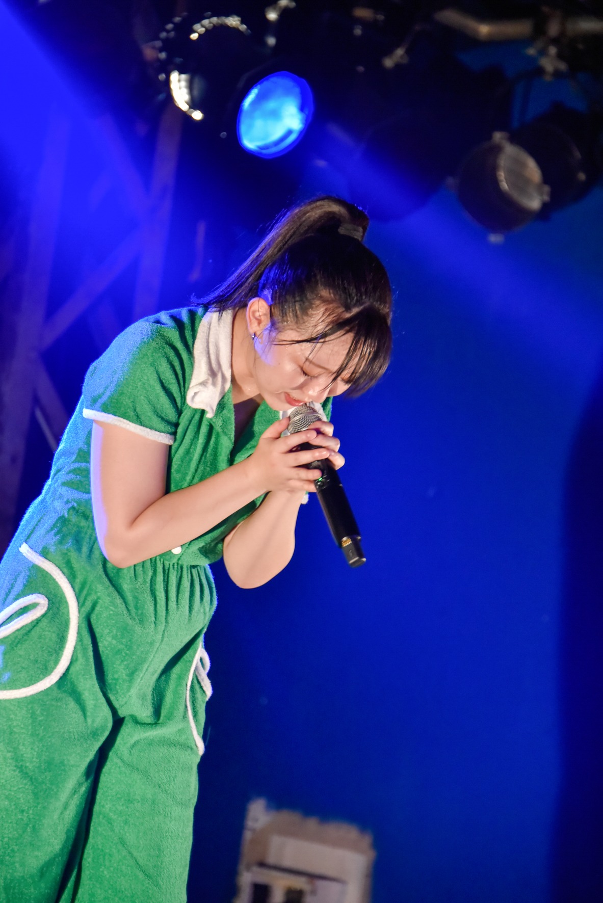 「is dead」を歌う朝倉みずほ。（撮影：畔柳純子）