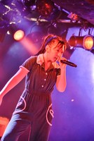 ATOMIC MINISTRYとしてパフォーマンスする朝倉みずほ。（撮影：畔柳純子）