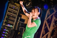 「Electric Sheep」を披露する朝倉みずほ。（撮影：畔柳純子）