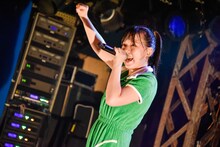 「Electric Sheep」を披露する朝倉みずほ。（撮影：畔柳純子）