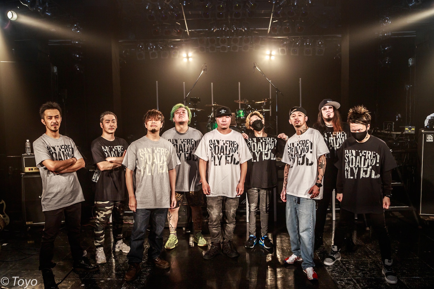 左からKAZUYA、ミヤ、TAKUMA、DUTTCH、KYONO、Kj、JESSE、HIROMITSU、MAH（Photo by Toyo）