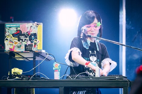 アンコールにサプライズ登場した“DJくどはる”。（Photo by Jumpei Yamada）