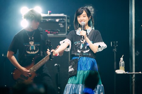 右手にGoProを持った工藤晴香。（Photo by Jumpei Yamada）