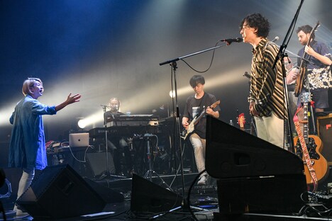 指揮をする水野蒼生（左）。（Photo by Teppei Kishida）