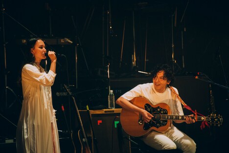 左からHANA、三船雅也。（Photo by Shuhei Kojima）