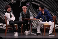 ファミレスにたむろするチャラ男たち。