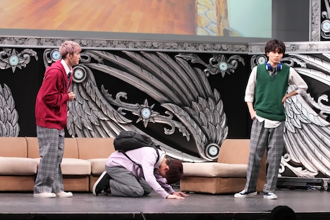 二郎（右）に土下座する雨太郎（中央）。